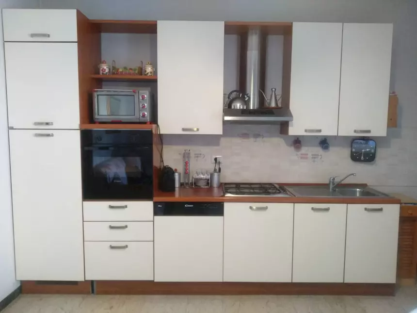 Cucina lineare completa di elettrodomestici