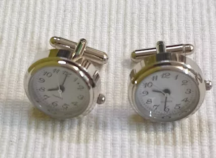 GEMELLI CON OROLOGIO ALQUARZO PER CIASCUN POLSINO