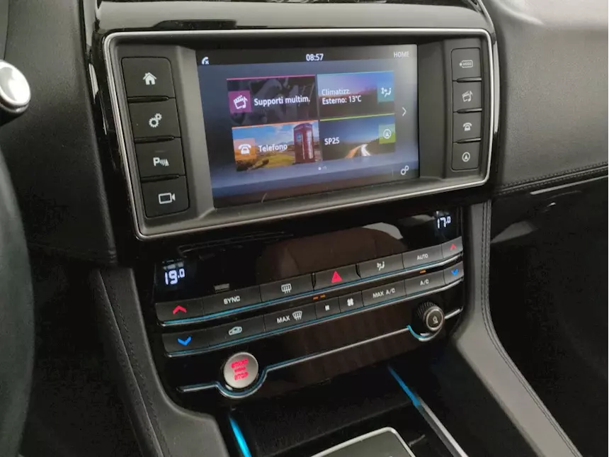 JAGUAR F-PACE 2.0D I4 PORTFOLIO AWD 240CV AUTO MY18 Anno 2017, colore Grigio - Foto 4