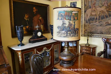 Lampada da tavolo in legno con paralume decorato metà XX sec