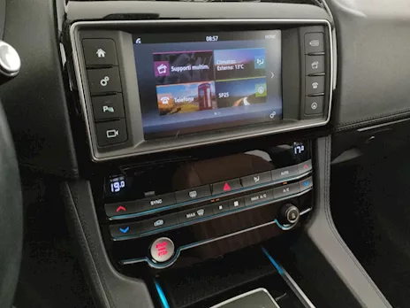 JAGUAR F-PACE 2.0D I4 PORTFOLIO AWD 240CV AUTO MY18 Anno 2017, colore Grigio - Anteprima 4