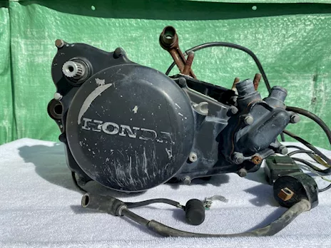 Parte inferiore del motore di una Honda CR500R del 1986