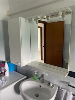 Mobiletto e specchio