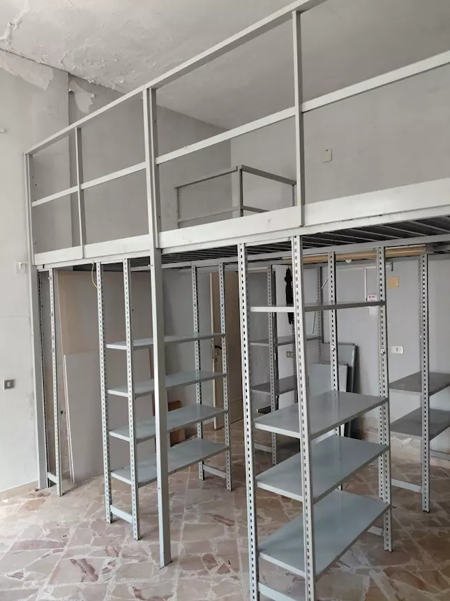 Foto 3Soppalco in ferro con scale e scaffali - 24622, colore standard