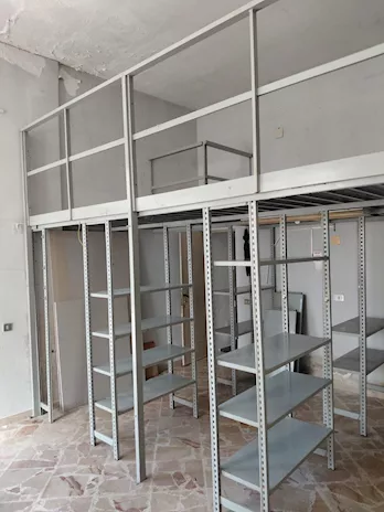 Soppalco in ferro con scale e scaffali - 24622, colore standard - Anteprima 3