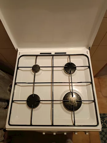 Cucina a gas con 4 fuochi e forno.