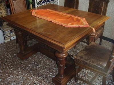 Tavolo in Noce Massello stile Rinascimentale con Sedie