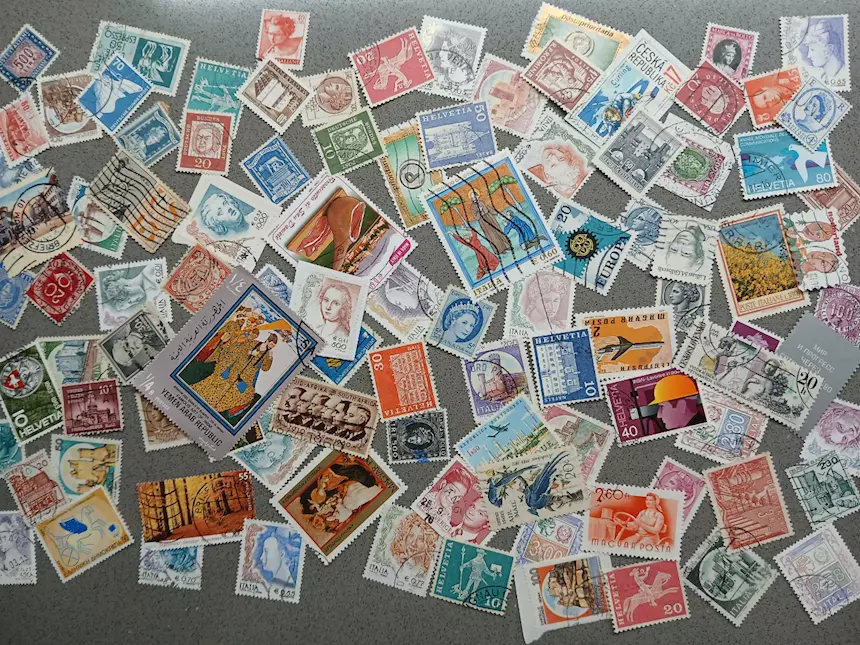 Regalo 100 francobolli tutti diversi spedizione tracciabile