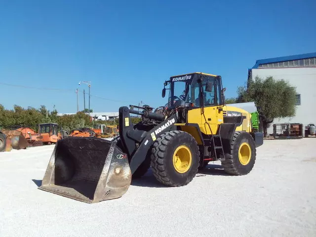 Pala gommata usata marca Komatsu WA250PZ-5 Anno 2008 Ore 7600, in buone condizioni