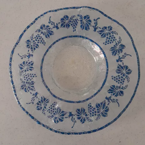 Piatto decorativo in vetro con motivo a uva e foglie blu