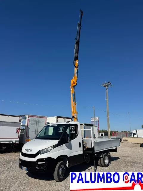 Iveco Daily 35C11 con gru EFFER e cassone fisso Anno 2014, ottime condizioni
