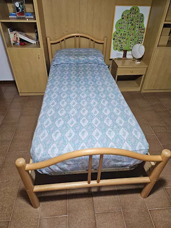 Letto a una piazza con comodino