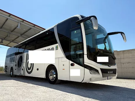 Man Lion's Coach 13 metri
