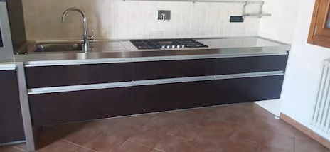 Cucina con top in acciaio