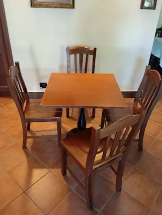 Stock Tavoli e sedie per ristorante