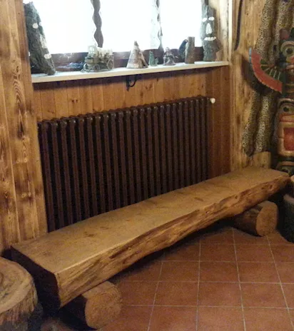 Sedili e panche fatti con tronchi di abeti secolari