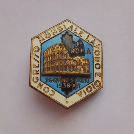 Spilla commemorativa d'epoca, precisamente un distintivo fascista