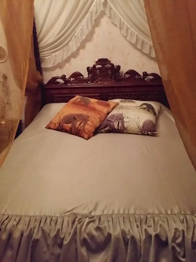 Foto 4Letto a baldacchino, materasso ortopedico e rete motorizzata, in legno massello
