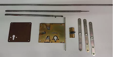 Serratura quadruplice destra a spinta per portone legno ad incasso