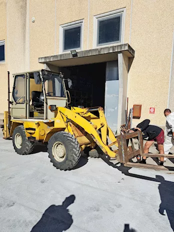 Terna 4x4 con benna e forca, in ottime condizioni - Anteprima 3