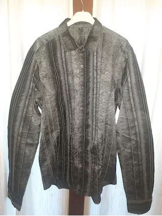 Camicia uomo elegante in tessuto lucido effetto stropicciato