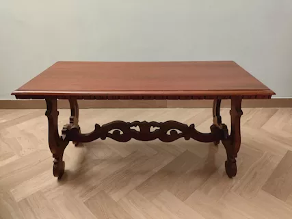 Tavolino di legno da salotto in stile