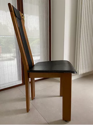N.4 sedie anni 80 in legno massello e cuoio nero