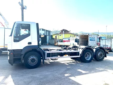 Camion Iveco Stralis 260e36 tre assi telaio