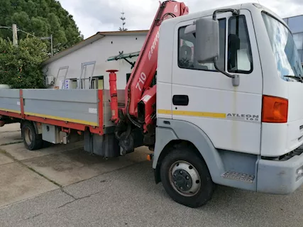 Camion Nissan con gru Ferrari - Foto 2