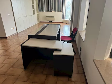 Due scrivanie e un tavolo riunioni, colore nero, in legno - Foto 3