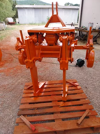 Arieggiatore/drenatore a 2 ancore semoventi per vigneti