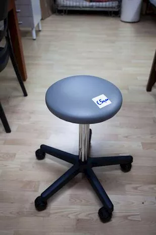 Sgabello imbottito con ruote grigio - 24882