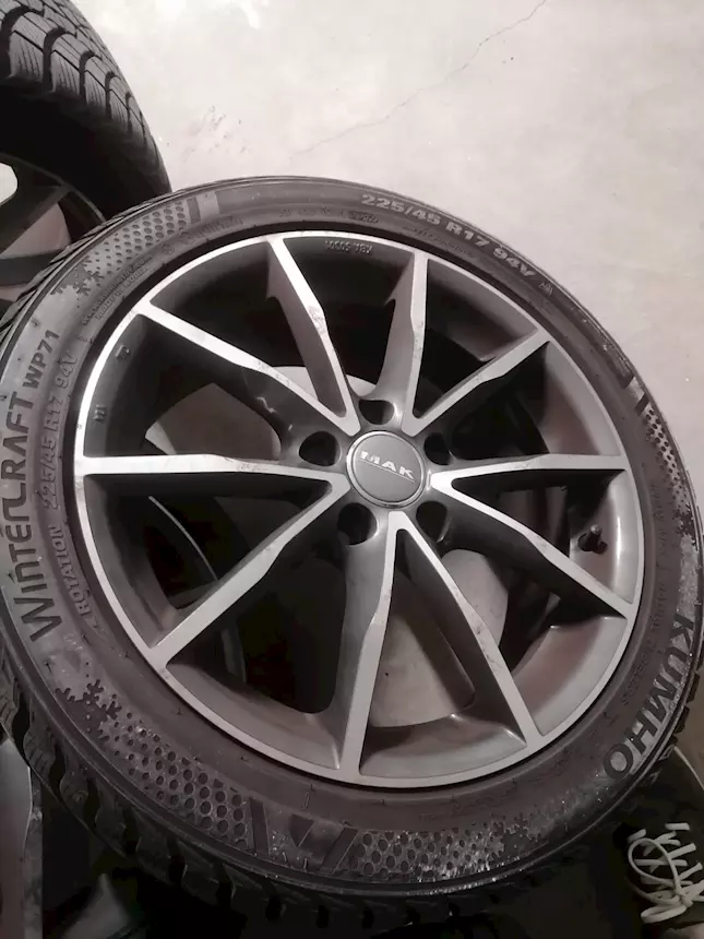 Audi A3 Sedan 225/45 R17 94V invernali Completo di Cerchione