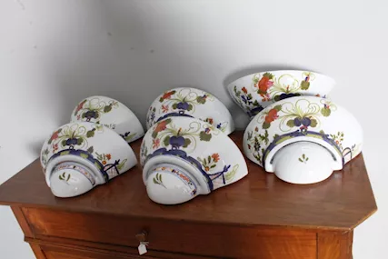 Gruppo di sei applique in ceramica dipinte modello Faenza ,