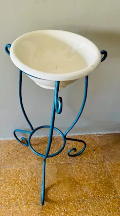 Treppiedi porta bacile lavamani toilette da camera ferro bat