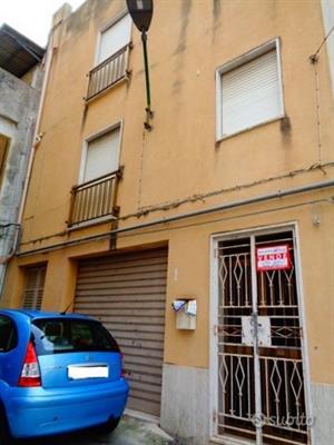 Stabile con 2 appartamenti garage