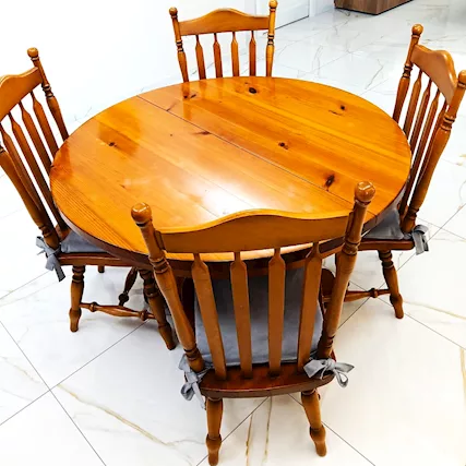 Tavolo e sedie in legno massello
