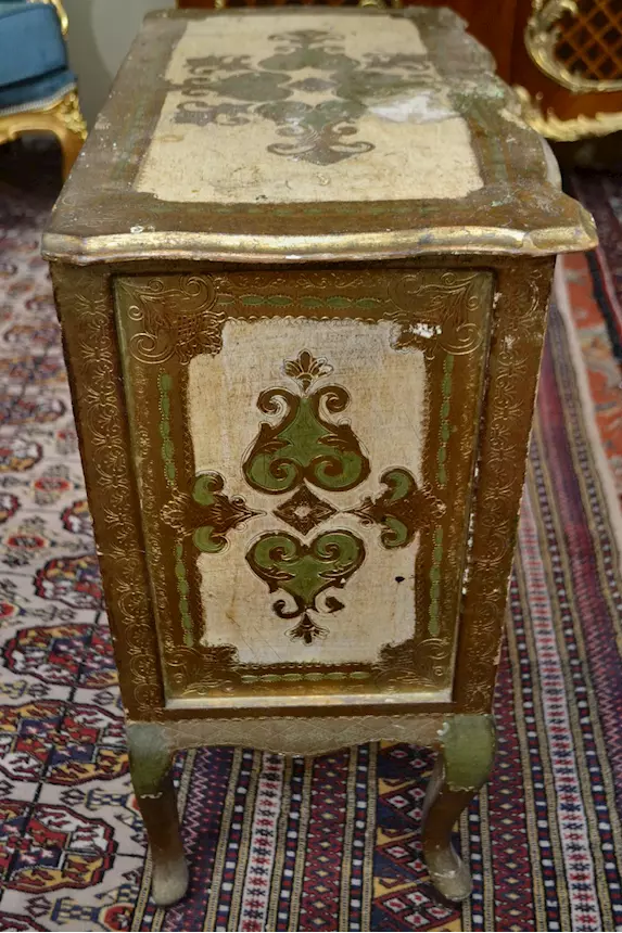 Comodino-mobiletto stile fiorentino metà XX secolo, color crema - Foto 9
