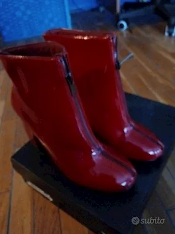 Un paio di stivaletti rossi di vernice PRIMADONNA