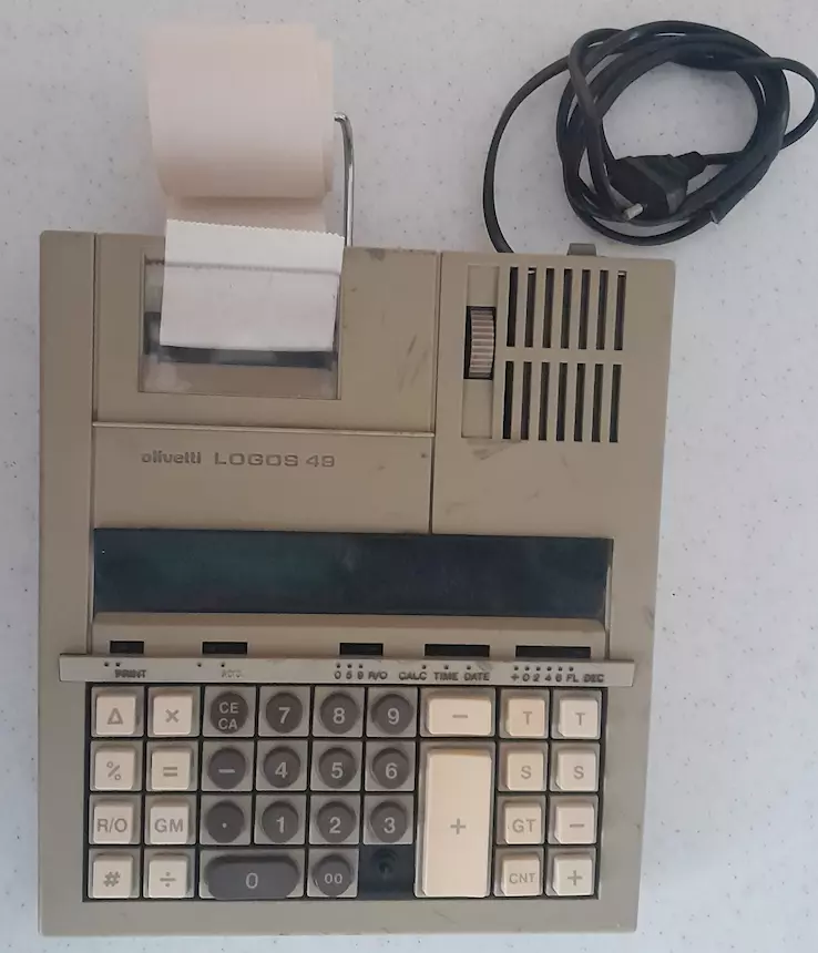 Calcolatrice vintage Olivetti Logos 49. È un modello da tavo