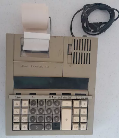 Calcolatrice vintage Olivetti Logos 49. È un modello da tavo