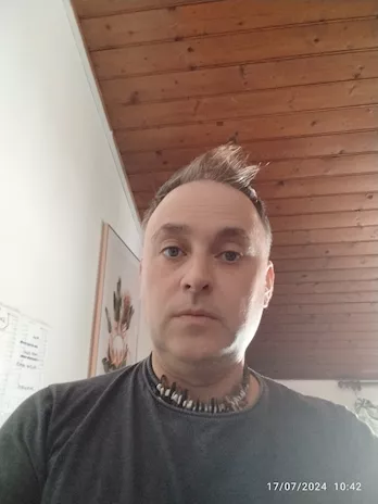 Sono single. Cerco una ragazza con cui costruire una relazio