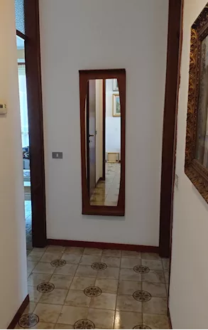 Specchio lungo da parete