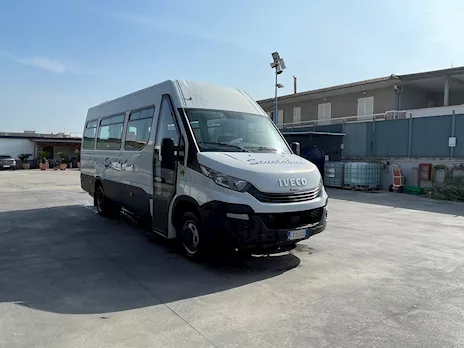 Scuolabus con pedana per disabili Iveco Daily
