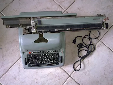 Macchina da scrivere elettrica Olivetti Lexikon 80 E carrello