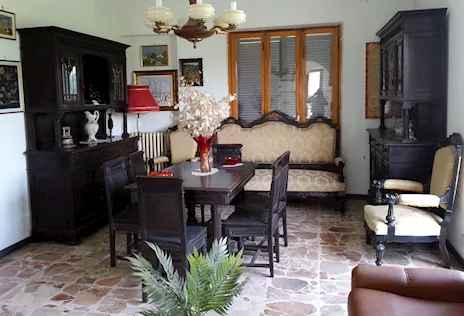 Sala da pranzo vintage in legno massello lavorato