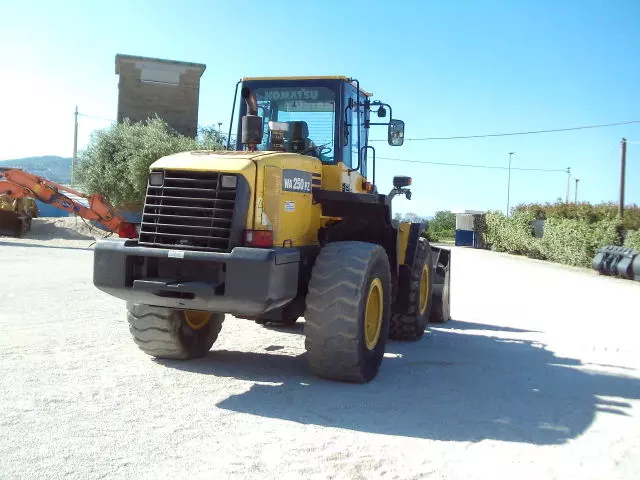 Foto 12Pala gommata usata marca Komatsu WA250PZ-5 Anno 2008 Ore 7600, in buone condizioni