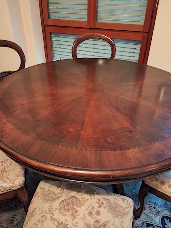 Tavolo rotondo con 6 sedie