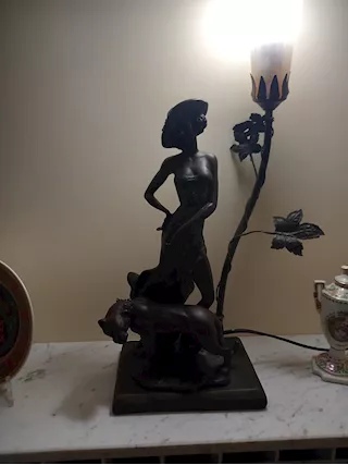 lampada in stile liberty Raffigurante