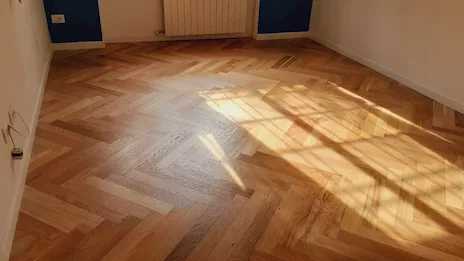 Parquettista esegue restauro lamatura pavimenti legno